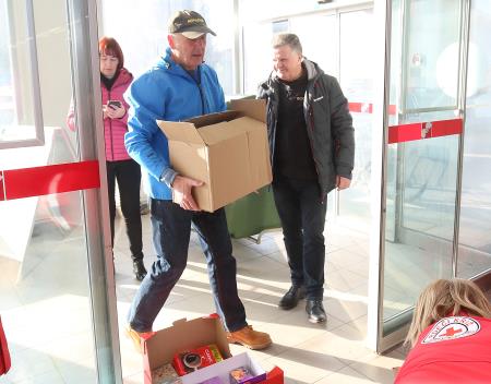 Akcija zbiranja materiala za Ukrajino 01 FOTO LJUBO VUKELIČ